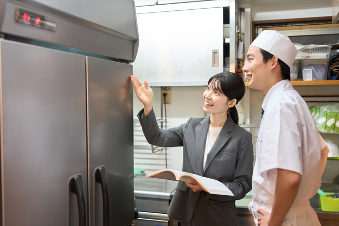 冷蔵庫を購入検討している板前の画像