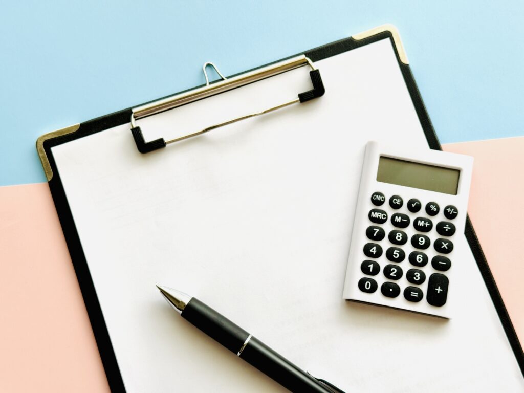 電卓とバインダーのイラスト画像