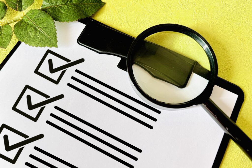 ポイントを表現する虫眼鏡とチェックリストのイメージイラスト