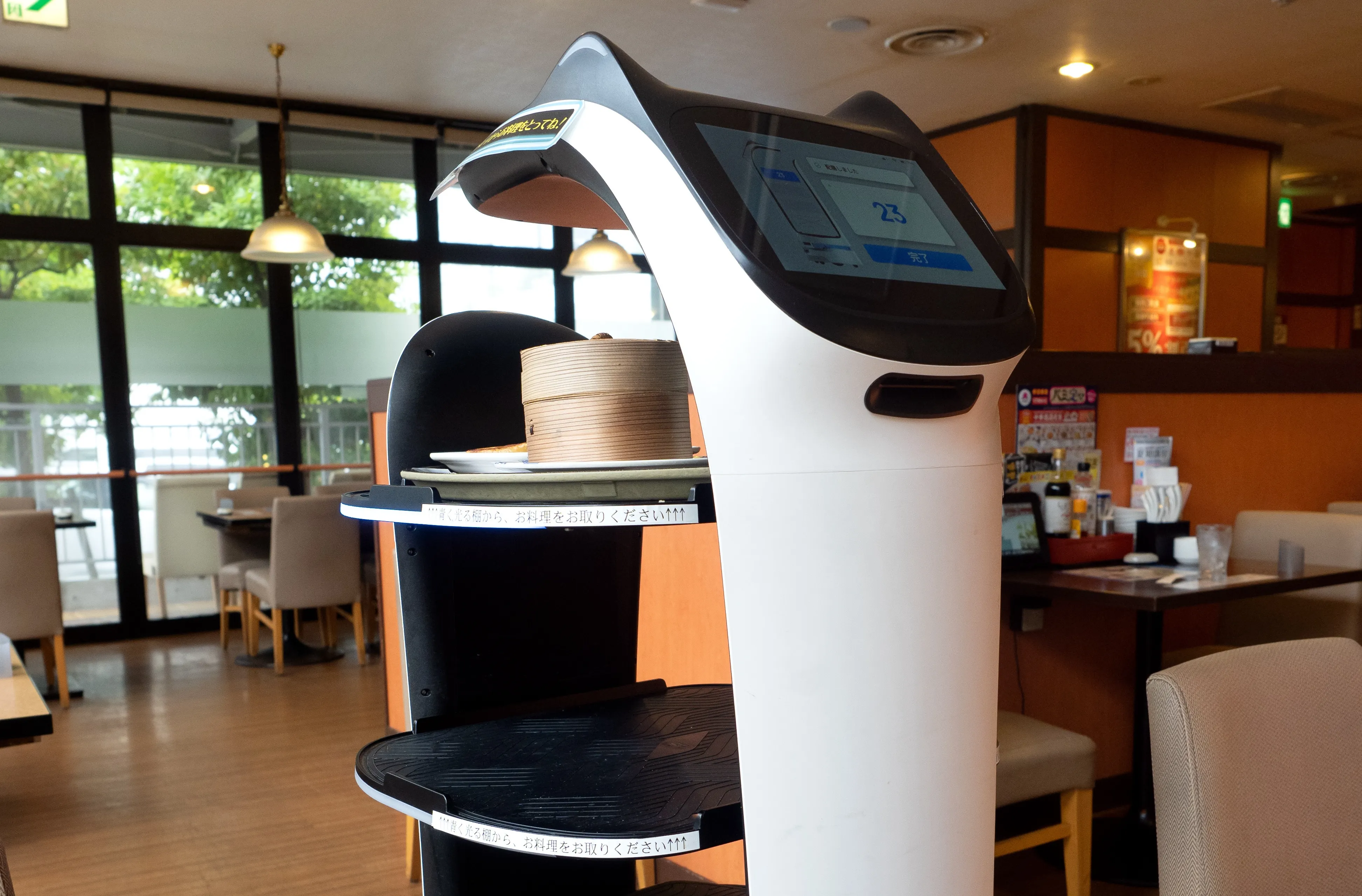 配膳ロボットの画像